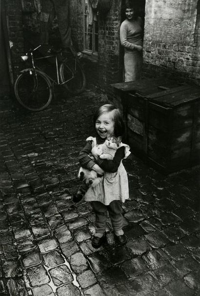 France La fillette au chat, courée rue Edouard Anselle, Roubaix, 1958-1959.. Tirage...