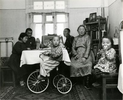 MONGOLIE Chez l’ouvrier modèle, « Ulan Bator », Mongolie extérieure, 1955.. Tirage...