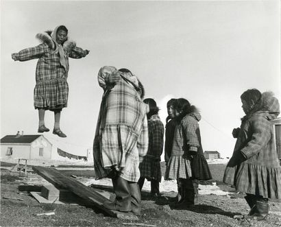 ALASKA Enfants inuits jouant à Kotzebue, 1955.. Tirage argentique d’époque, tampon...