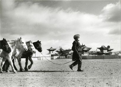 MONGOLIE Caravane de chevaux, Oulan-Bator, 1969.. Tirage argentique d’époque, annoté...