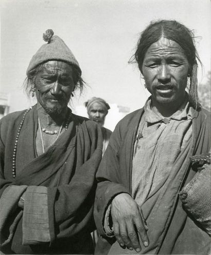 INDE « Tibétains » en pèlerinage à Bénarès, 1952.. Tirage argentique ca. 1980, tampon...