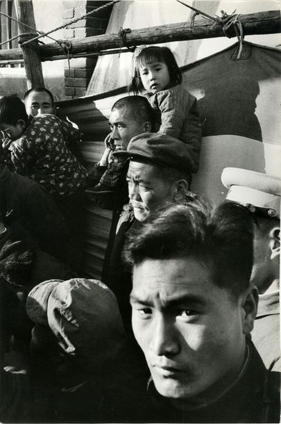CHINE Pères avec leurs enfants dans la rue, 1955.. Tirage argentique ca. 1970, tampon...