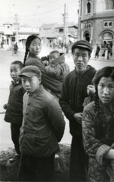 CHINE Famille, 1955.. Tirage argentique ca. 1970, tampon « COPYRIGHT PHOTO Jean-Ph....