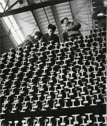 CHINE Ouvriers entassant des rails de chemin de fer dans une aciérie, Anshan, 1955.....