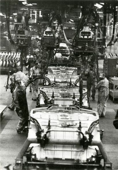 France “Renault, atelier”, Usine de Flins-Sur-Seine, octobre 1970.. Tirage argentique...