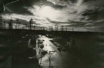 ETATS-UNIS Ville sur fond de derricks des puits de pétrole, Kilgore, Texas, ca. 1960.....