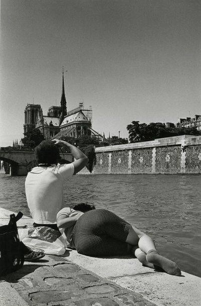 PARIS Le derrière de Notre-Dame, 1981.. Tirage argentique d’époque, tampon « PHOTO...