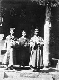 null BONZES Trois bonzes taoistes du temple de Kin-Ma- Chan ("Cheval d'Or"), environs...