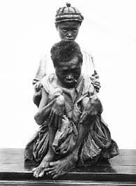 null MENDIANT Infirme avec un jeune enfant, Yunnan, 1903. Tirage argentique. 22,5...