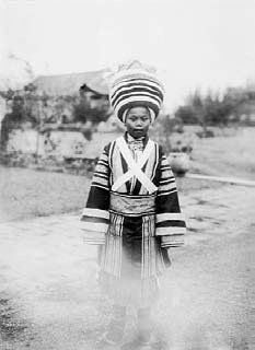 null PORTRAIT DE JEUNE FILLE Jeune fille indigène en costume traditionnel, ca. 1900....