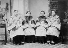 SHANGHAI Groupe de quatre femmes, 1890-1900....