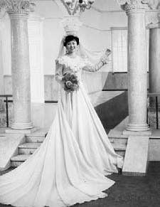 null MARIAGES Portraits de mariages shanghaiens, 1940- 1960. 18 tirages argentiques...