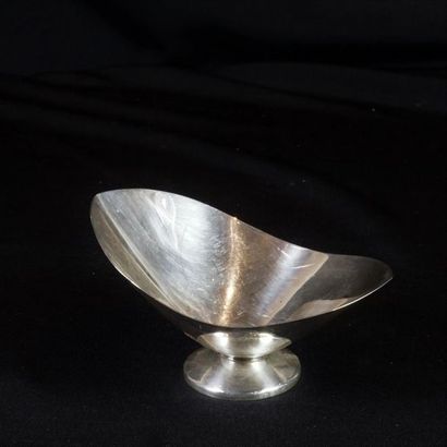 Tétard Frères and léon maeght Small 925 thousandths silver cup of asymmetrical shape...