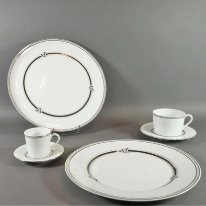 CHRISTOFLE Partie de service de table et service à thé et café en porcelaine blanche...