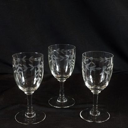 SAINT LOUIS 6 engraved crystal glasses are included in the set