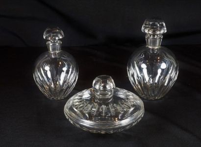 BACCARAT Bonbonnière et deux flacons en cristal modèle Malmaison. 19 et 17 cm
