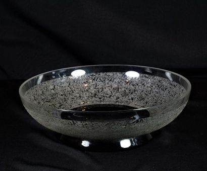 MURANO Coupe en verre à décor sablé reposant sur une base en verre noir. Diam 22...