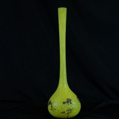 André Delatte (c.1887-1953) Vase soliflore en pâte de verre jaune et mauve, signé....