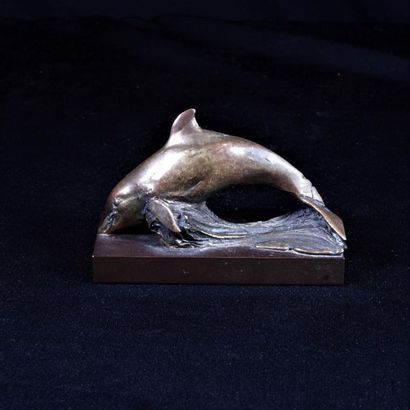 null Dauphin, petite sculpture en bronze patiné vert. H 5 cm