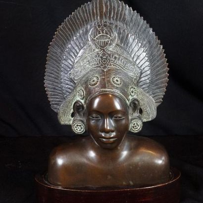 null Buste de femme portant une coiffe, sculpture en bronze patiné. H 23 cm