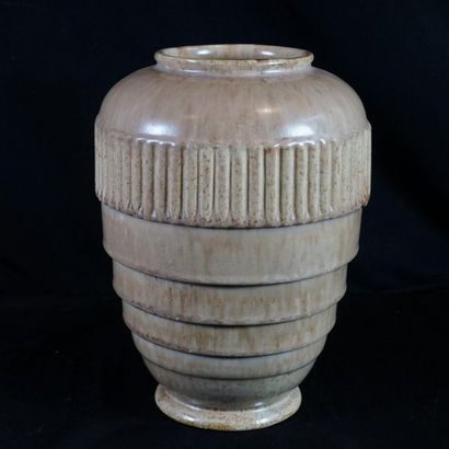 null Vase ovoïde à gradins en céramique émaillée. 24 cm