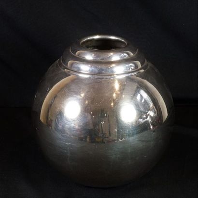 Luc LANEL (1893-1965) - CHRISTOFLE Vase boule en métal argenté. H 18 cm Petits enfoncements...
