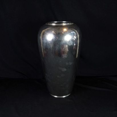 Luc LANEL (1893-1965) - CHRISTOFLE Grand vase en métal martelé modèle B 72D. H 34...