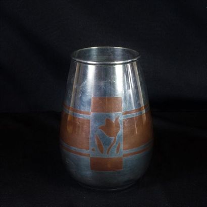 Luc LANEL (1893-1965) - CHRISTOFLE Vase ovoïde en métal argenté et laiton à décor...