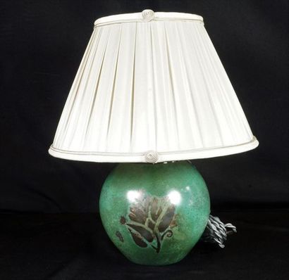 Luc LANEL (1893-1965) - CHRISTOFLE Pied de lampe en métal patiné vert à décor floral...