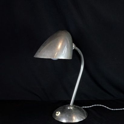 F ANYZ (1876-1934) dans le goût de. Lampe de bureau en métal chromé à double rotule...