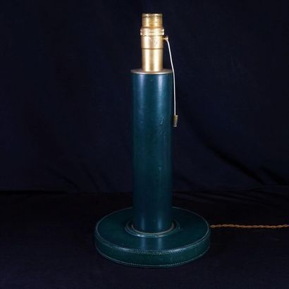 KIRBY BEARD & CO Lampe de bureau gainée cuir vert. H 40 cm