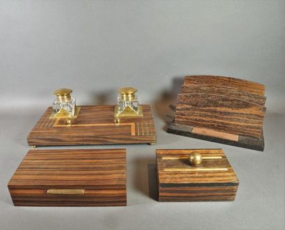 null Desk set in rosewood composed of two boxes, one inkwell and a letter file.