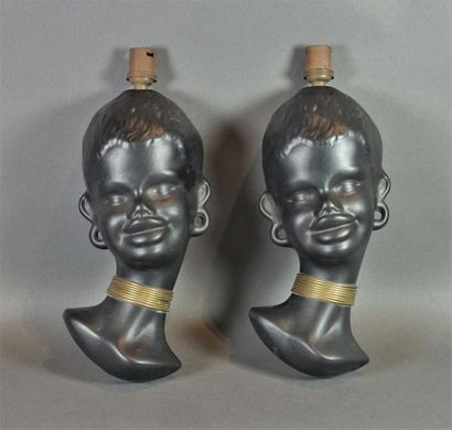 null Paire d'appliques en céramique émaillée simulant des têtes de femmes africaines,...