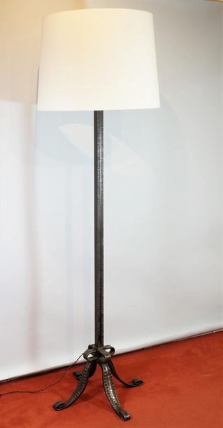 BRANDT dans le gout de. Floor lamp in wrought iron with patina on 4 feet .H 156 ...