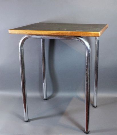 null Table moderniste, le piètement tubulaire en métal chromé, le plateau en chêne...