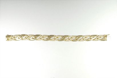 null Yellow gold bracelet (750 thousandths), some links paved with small diamonds...