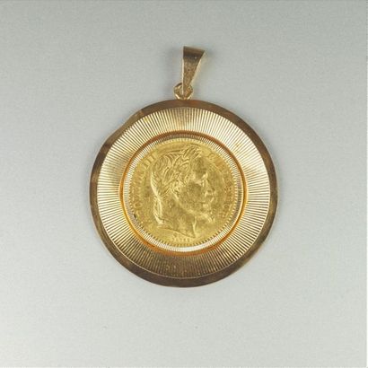 null Napoléon , monté en pendentif ,or jaune ( 750 millièmes) poids 11.1 grs