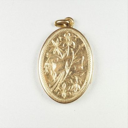 null 18 karat yellow gold pendant with a photo holder Weight 4.9 grs.