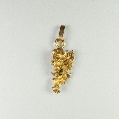 null Pépite en or jaune 18 carats ( 750 millièmes) montée en pendentif Poids 3.2...