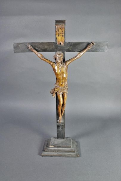 null Crucifix of the living Christ in carved wood, wearing a perizonium knotted on...