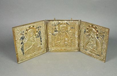 Ecole orthodoxe fin XIXe siècle. Portable triptych altarpiece in engraved and enamelled...