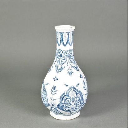 ROUEN . Vase balustre en faïence à décor végétal en camaïeu de bleu Marqué "J.V."...