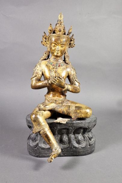 null Statuette en bronze doré incrustée de pierres dures (peut-être des rubis et...