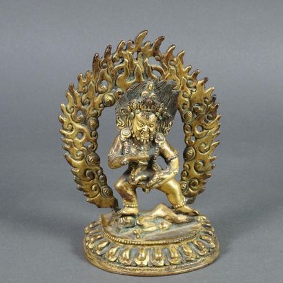 null Statuette en bronze doré figurant une divinité courroucée (Hayagriva ?) foulant...