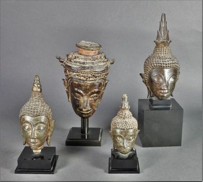 null Ensemble de quatre têtes de Bouddha en bronze : tête en bronze laqué et doré,...