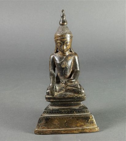Statuette en bronze figurant Bouddha assis...