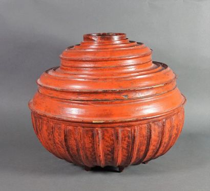 null Large circular box in red lacquered wood, resting on eight small feet. Accidents,...