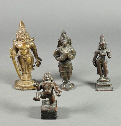 null Ensemble de quatre statuettes en bronze : une divinité masculine, Hanuman (?),...