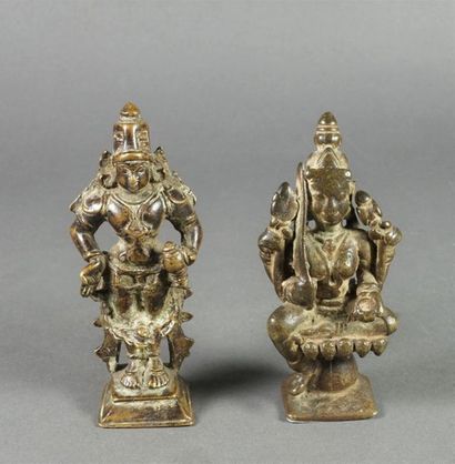 null Ensemble de deux statuettes en bronze : divinité féminine et Hanuman. Inde,...