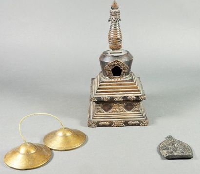null Lot comprenant : un stupa en bronze. Tibet ou Népal, XIXe siècle. H. 22,6 cm ;...